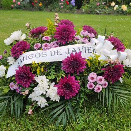 Centro de flores para funeral en colores rosas