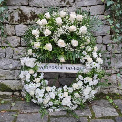 Corona Funeral en color blanco con rosas