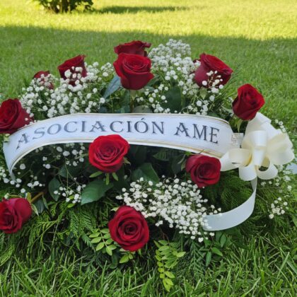 Centro funeral con rosas rojas 🌹