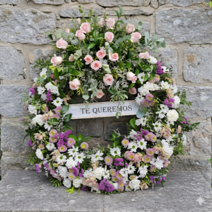 Corona funeral con rosas rosas y flores en combinación de colores para envíos a tanatorios en Valladolid