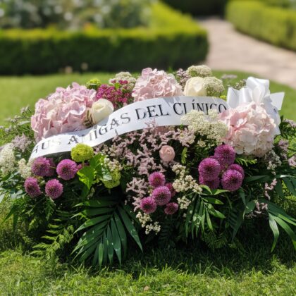 Centro de flores para funeral en colores rosas