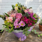 Ramo de flores con gerberas rosas y flores variadas