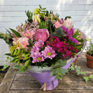 Ramo de flores con gerberas rosas y flores variadas