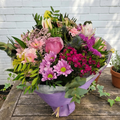 Ramo de flores con gerberas rosas y flores variadas