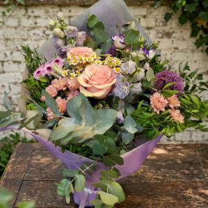 ramo-de-flores-silvestres-con-rosas-y-eucalipto