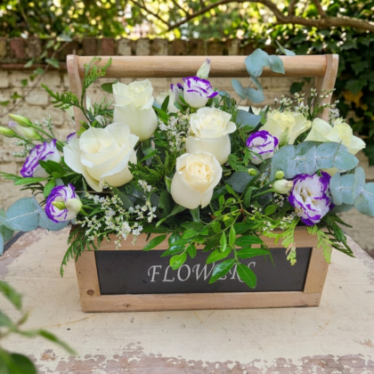 centro-de-rosas-blancas-y-lisianthus-en-caja-de-madera