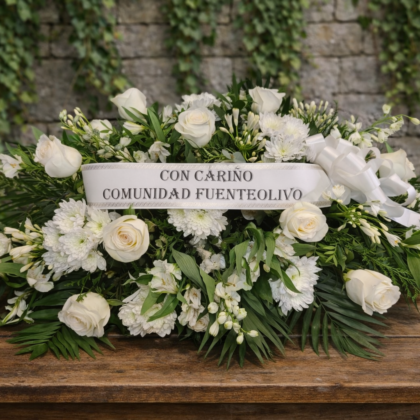 Centro funeral compuesto por flores blancas cómo rosas y margaritas.