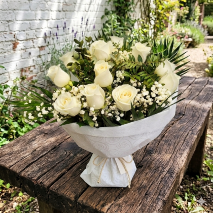 Ramo de flores12con rosas blancas